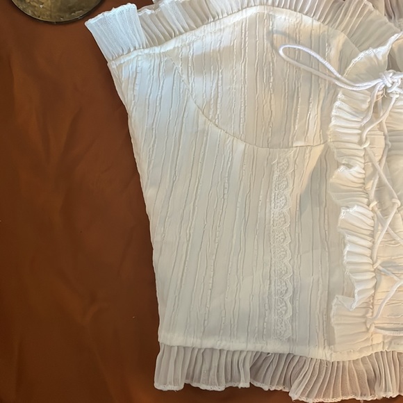 Cute white top - Picture 2 of 4